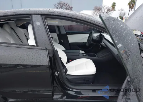 2025 Tesla Model 3 Long Range Rear-Wheel Drive/Standard Rear-Wheel Drive z USA, uszkodzony, nr VIN 5YJ3E1EA0SF018962